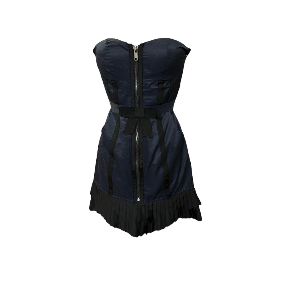 Forever 21 Strapless sexy Navy mini dress, has attached bra.
Jr sz.S